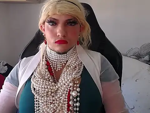 Snapshot of VanesaCrossic chatting on March 8, 8:51 am VanesaCrossic online show from March 8, 8:51 am