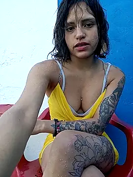 Snapshot of BellaChiquis_ chatting on January 6, 10:12 pm BellaChiquis online show from January 6, 10:12 pm