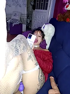 Snapshot of BellaChiquis_ chatting on February 3, 6:40 am BellaChiquis online show from February 3, 6:40 am