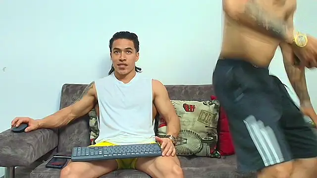 Snapshot of thebadboys05 chatting on May 2, 4:28 am thebadboys05 online show from May 2, 4:28 am