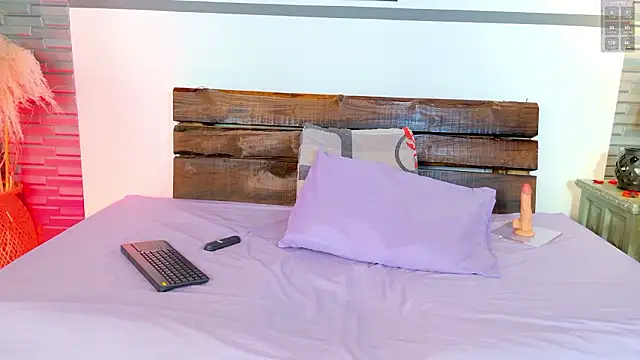 Snapshot of Oriana_03 chatting on February 21, 11:44 am Oriana 03 online show from February 21, 11:44 am