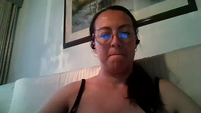 Lauryn Jones online show from April 5, 10:40 pm