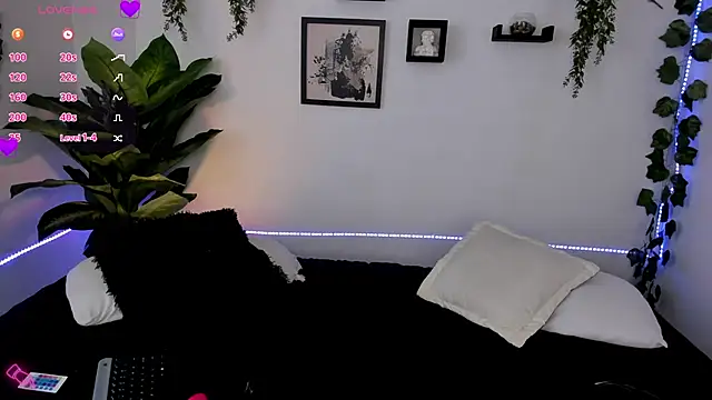 Evelyn R  online show from December 19, 3:30 pm