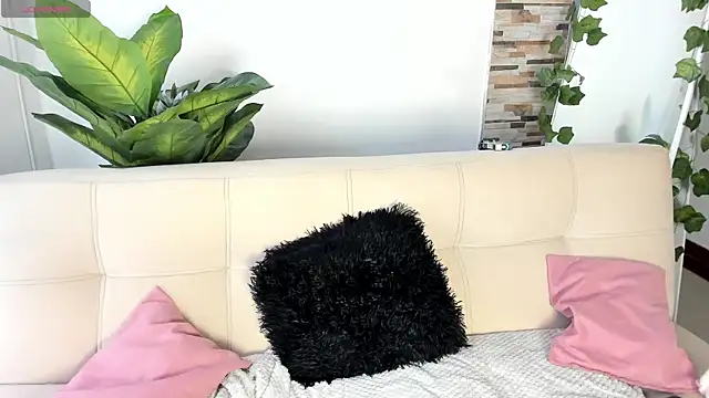 Snapshot of Evelyn_R_ chatting on April 18, 9:26 pm Evelyn R online show from April 18, 9:26 pm