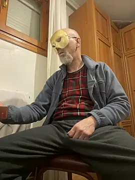 Snapshot of men1967 chatting on February 13, 5:09 pm men1967 online show from February 13, 5:09 pm