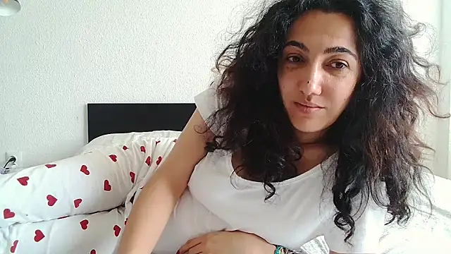 CharmingPearl online show from November 25, 10:15 am