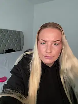 Snapshot of LeahLovexx chatting on November 4, 11:20 am LeahLovexx online show from November 4, 11:20 am