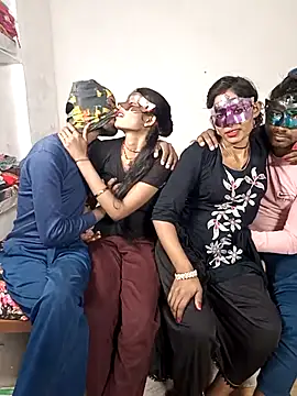 Snapshot of Real-Family chatting on December 2, 5:19 pm Real-Family online show from December 2, 5:19 pm