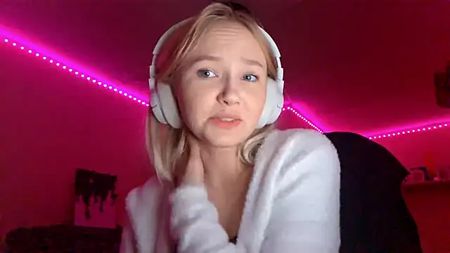 Snapshot of KarinRobertson chatting on November 11, 5:13 pm KarinRobertson online show from November 11, 5:13 pm