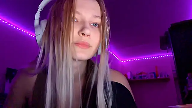 Snapshot of KarinRobertson chatting on November 14, 7:23 pm KarinRobertson online show from November 14, 7:23 pm