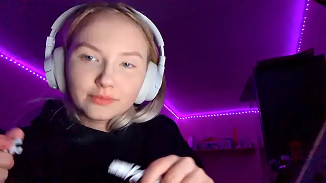 Snapshot of KarinRobertson chatting on November 26, 4:08 pm KarinRobertson online show from November 26, 4:08 pm