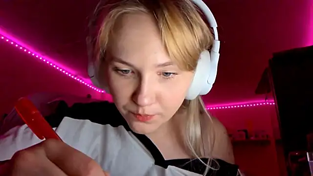 Snapshot of KarinRobertson chatting on November 28, 6:32 pm KarinRobertson online show from November 28, 6:32 pm