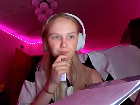 Snapshot of KarinRobertson chatting on November 30, 3:27 pm KarinRobertson online show from November 30, 3:27 pm