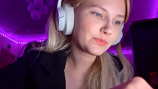 Snapshot of KarinRobertson chatting on December 1, 6:35 pm KarinRobertson online show from December 1, 6:35 pm