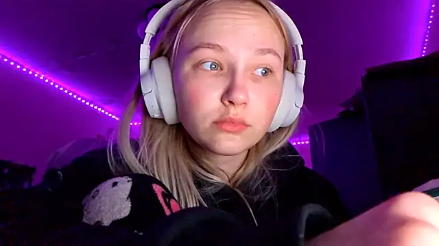 Snapshot of KarinRobertson chatting on December 3, 4:16 pm KarinRobertson online show from December 3, 4:16 pm