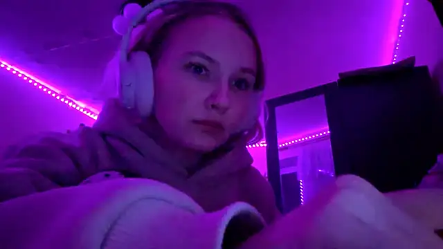 Snapshot of KarinRobertson chatting on December 4, 6:27 pm KarinRobertson online show from December 4, 6:27 pm