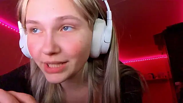 Snapshot of KarinRobertson chatting on December 17, 4:24 pm KarinRobertson online show from December 17, 4:24 pm