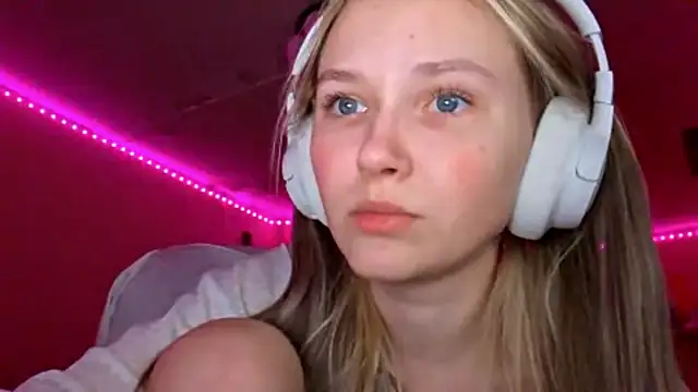 Snapshot of KarinRobertson chatting on December 18, 5:19 pm KarinRobertson online show from December 18, 5:19 pm