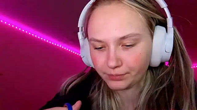 Snapshot of KarinRobertson chatting on December 20, 5:20 pm KarinRobertson online show from December 20, 5:20 pm