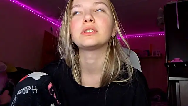 Snapshot of KarinRobertson chatting on February 9, 5:28 pm KarinRobertson online show from February 9, 5:28 pm