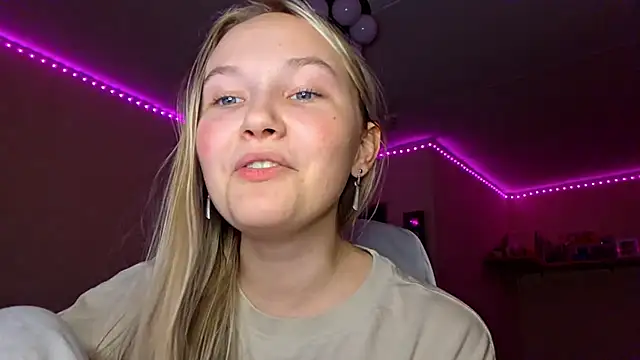 KarinRobertson online show from April 3, 8:07 pm