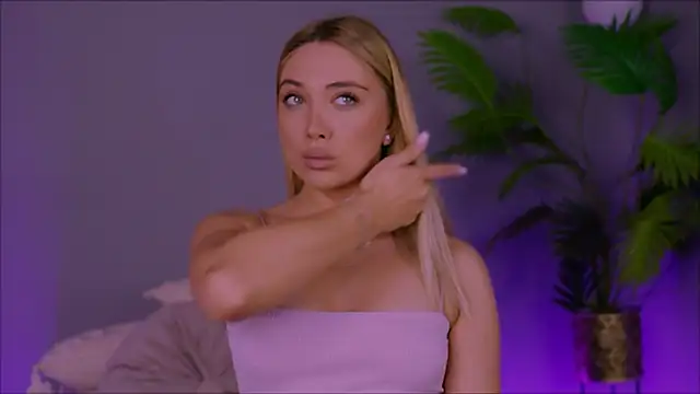 Snapshot of HotJesssX chatting on November 4, 6:45 am HotJesssX online show from November 4, 6:45 am