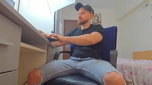 Snapshot of Ryanstone_ chatting on June 20, 6:16 am Ryanstone online show from June 20, 6:16 am