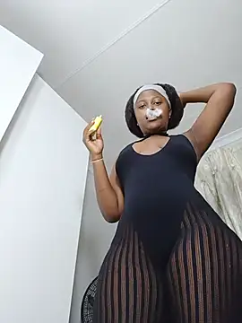 SweetSavage18 online show from May 17, 3:26 am