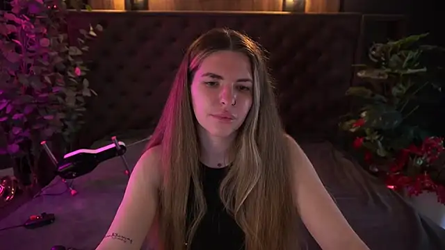 Snapshot of DanielaReign chatting on April 2, 6:00 am DanielaReign online show from April 2, 6:00 am