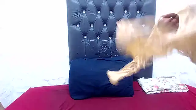 Snapshot of AUGUSTBLOOMxx chatting on March 8, 2:37 am AUGUSTBLOOMxx online show from March 8, 2:37 am