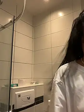 Snapshot of VickyM99 chatting on March 17, 7:33 am VickyM99 online show from March 17, 7:33 am