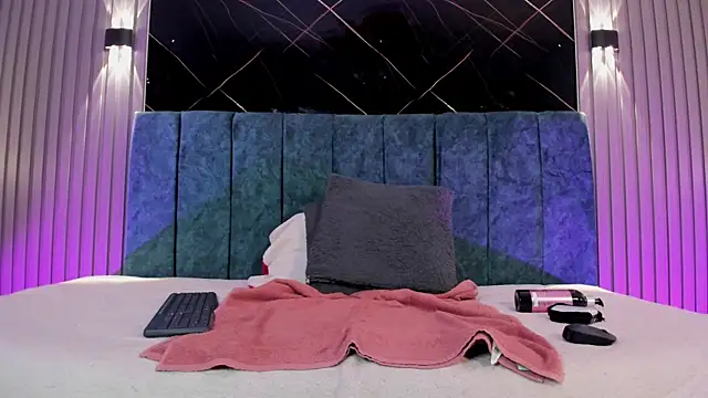 Bella Riverss online show from July 4, 7:09 pm