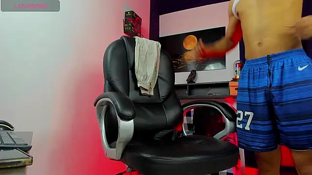 Snapshot of Alex_king27 chatting on April 23, 10:01 pm Alex king27 online show from April 23, 10:01 pm
