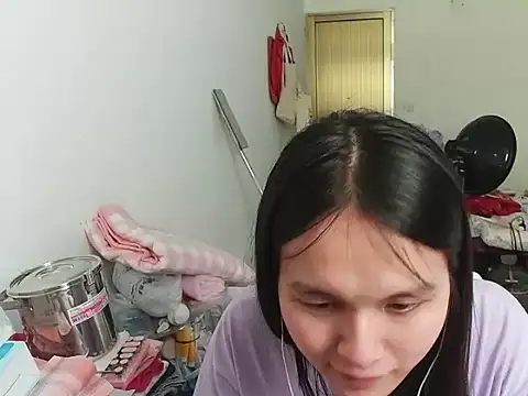 Snapshot of RebelAura chatting on July 7, 7:23 am RebelAura online show from July 7, 7:23 am