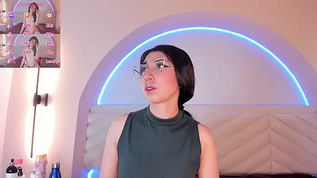 Snapshot of Isabella_Crofts chatting on May 20, 3:02 am Isabella Crofts online show from May 20, 3:02 am