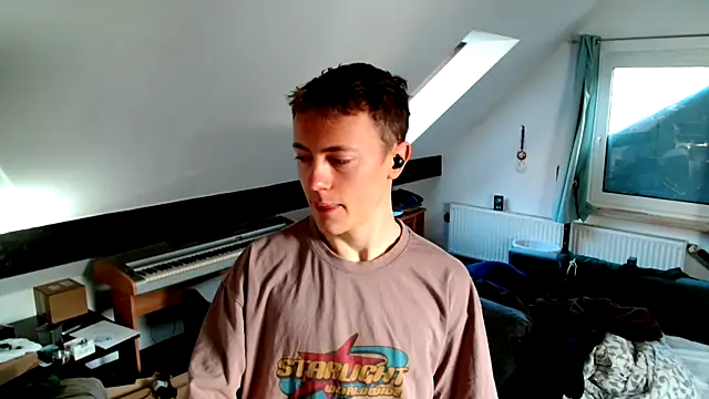 Snapshot of tomtimon11 chatting on November 5, 8:36 am tomtimon11 online show from November 5, 8:36 am