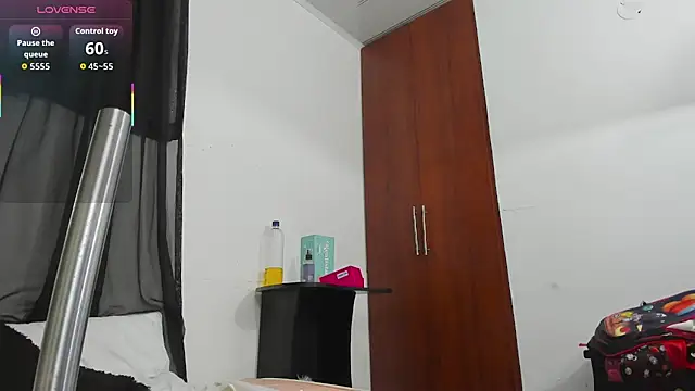 Snapshot of alana-silva chatting on March 1, 4:14 am alana-silva online show from March 1, 4:14 am