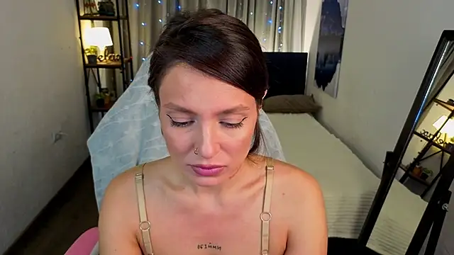 Naila Whisper online show from December 3, 10:08 pm