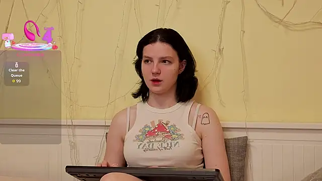 Snapshot of LatinaHuguenin chatting on December 2, 7:03 am LatinaHuguenin online show from December 2, 7:03 am