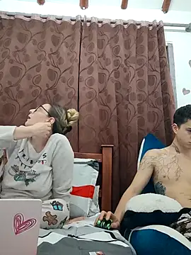 Snapshot of minervaystiven chatting on April 1, 6:03 am minervaystiven online show from April 1, 6:03 am