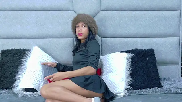 Snapshot of EsmeraldaBlake chatting on March 13, 12:01 pm EsmeraldaBlake online show from March 13, 12:01 pm