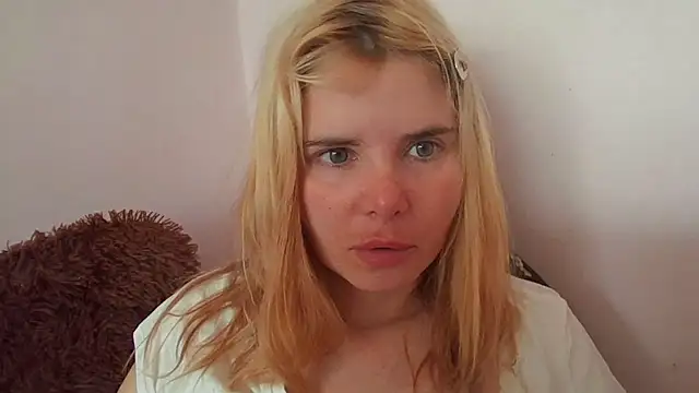 Snapshot of HornyElena chatting on July 8, 8:30 am HornyElena online show from July 8, 8:30 am