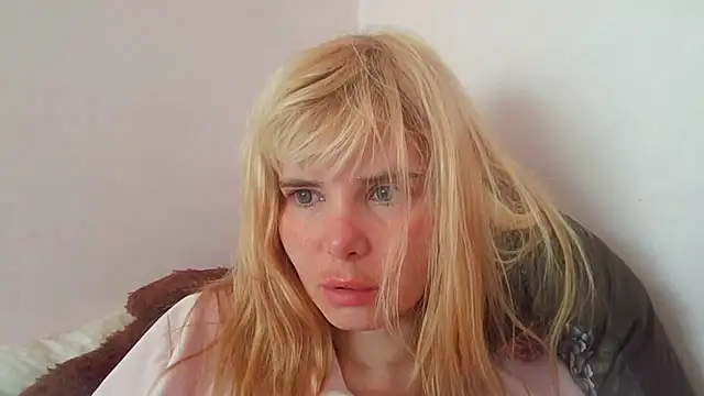 Snapshot of HornyElena chatting on July 21, 8:27 am HornyElena online show from July 21, 8:27 am