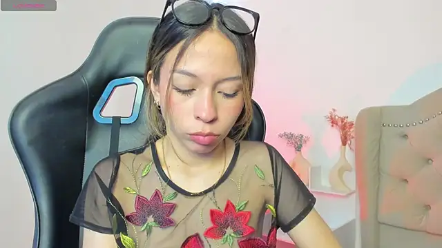 Snapshot of LuluuBerry chatting on November 12, 1:44 pm LuluuBerry online show from November 12, 1:44 pm