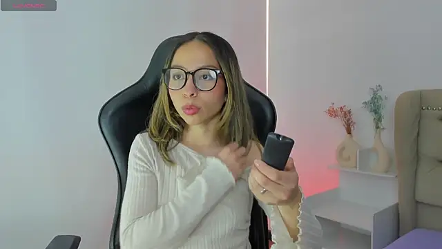 Snapshot of LuluuBerry chatting on November 22, 12:59 pm LuluuBerry online show from November 22, 12:59 pm