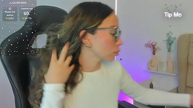 Snapshot of LuluuBerry chatting on November 24, 3:34 pm LuluuBerry online show from November 24, 3:34 pm