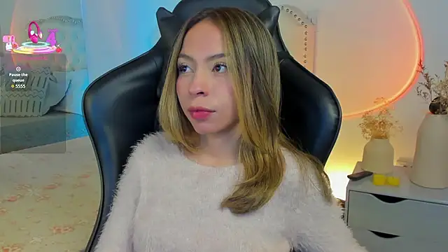 Snapshot of LuluuBerry chatting on February 12, 10:38 pm LuluuBerry online show from February 12, 10:38 pm