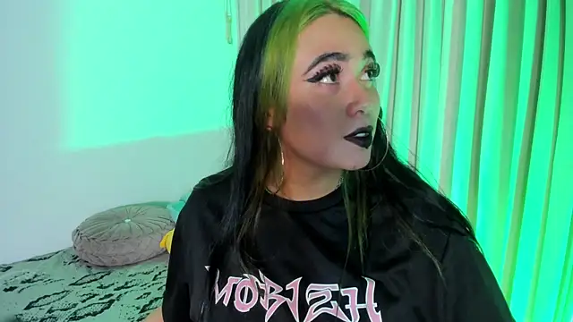 Snapshot of Lilith_Zenith_ chatting on December 5, 4:32 am Lilith Zenith online show from December 5, 4:32 am