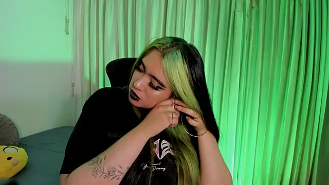 Snapshot of Lilith_Zenith_ chatting on December 15, 4:06 am Lilith Zenith online show from December 15, 4:06 am