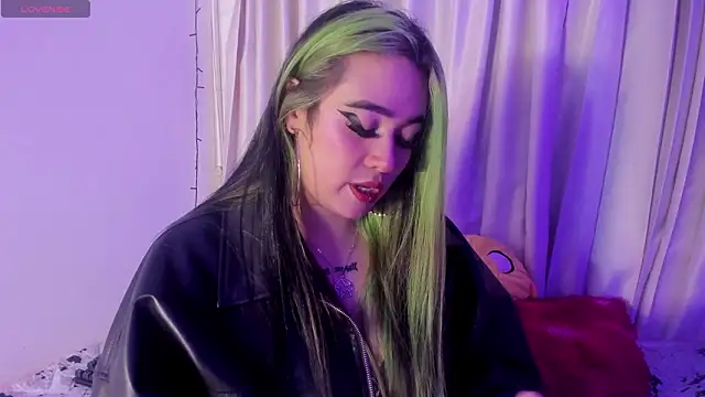 Snapshot of Lilith_Zenith_ chatting on January 19, 3:43 am Lilith Zenith online show from January 19, 3:43 am